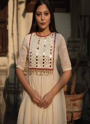 Floral embroidered round neck  cotton kurta & trouser set 3