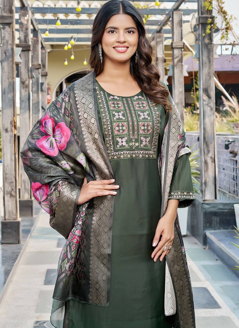 Women Floral Embroidered Empire Thread Work Roman Slik Kurta Pant With Dupatta