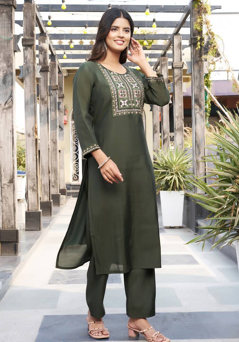 Women Floral Embroidered Empire Thread Work Roman Slik Kurta Pant With Dupatta