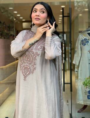 Women   s muslin cotton mirror embroidered grey anarkali kurta pant set with printed dupatta 3