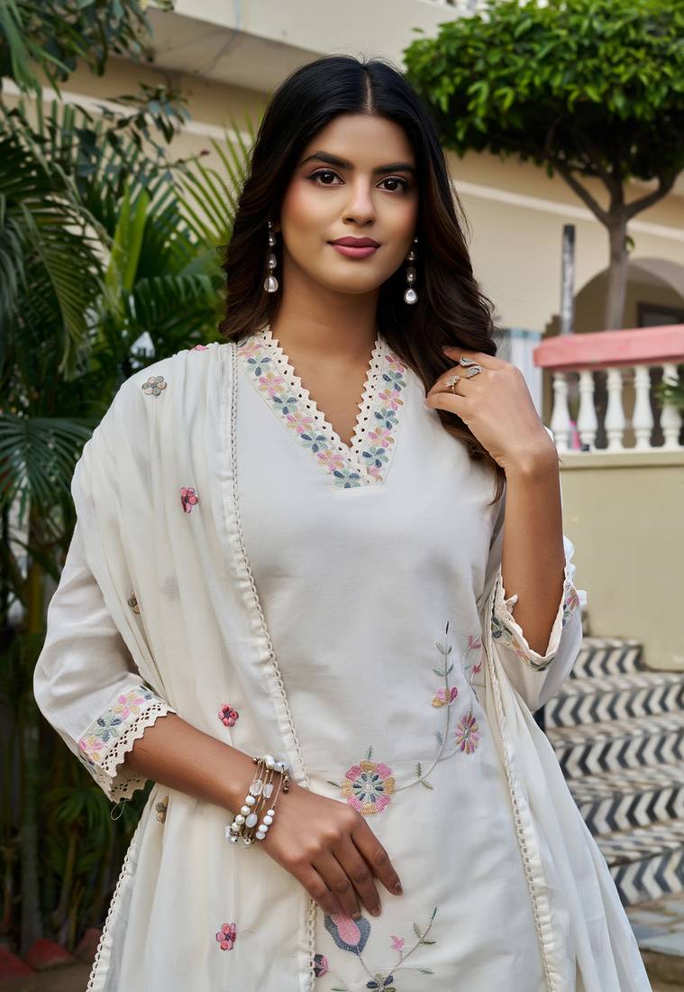 Women  Embroidered  Thread Work Mull Cotton  Kurta with Trouser & With Dupatta