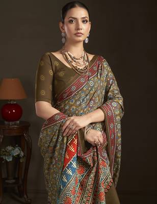 mahendi stylish digital printed silk blend crepe saree trendy looks 3