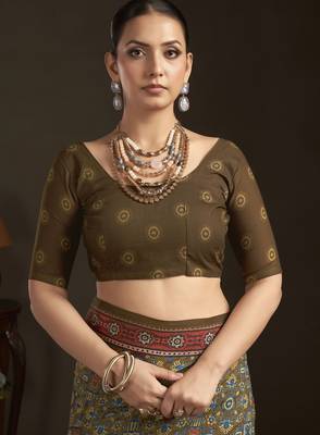 mahendi stylish digital printed silk blend crepe saree trendy looks 5