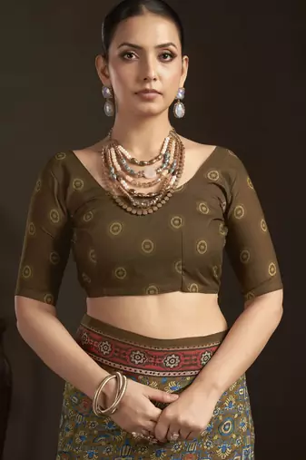 mahendi stylish digital printed silk blend crepe saree trendy looks