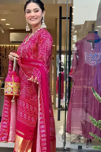 Women   s viscose silk bandhani printed pink kurta pant set with chanderi dupatta