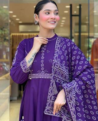 Women   s muslin silk floral embroidered purple kurta pant set with chanderi dupatta 4