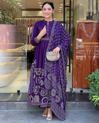 Women   s muslin silk floral embroidered purple kurta pant set with chanderi dupatta 5