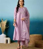 Women’s silk blend floral embroidered lavender kurta pant set with organza dupatta