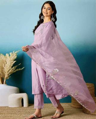  silk blend floral embroidered lavender kurta pant set with organza dupatta 2