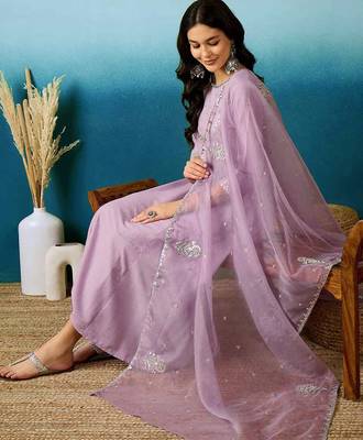  silk blend floral embroidered lavender kurta pant set with organza dupatta 3