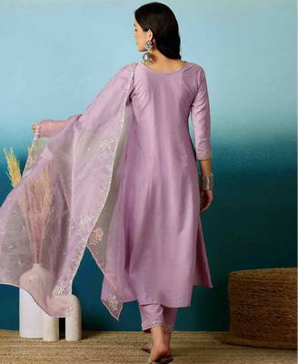  silk blend floral embroidered lavender kurta pant set with organza dupatta 4