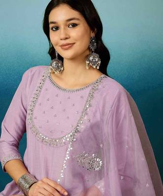  silk blend floral embroidered lavender kurta pant set with organza dupatta 5