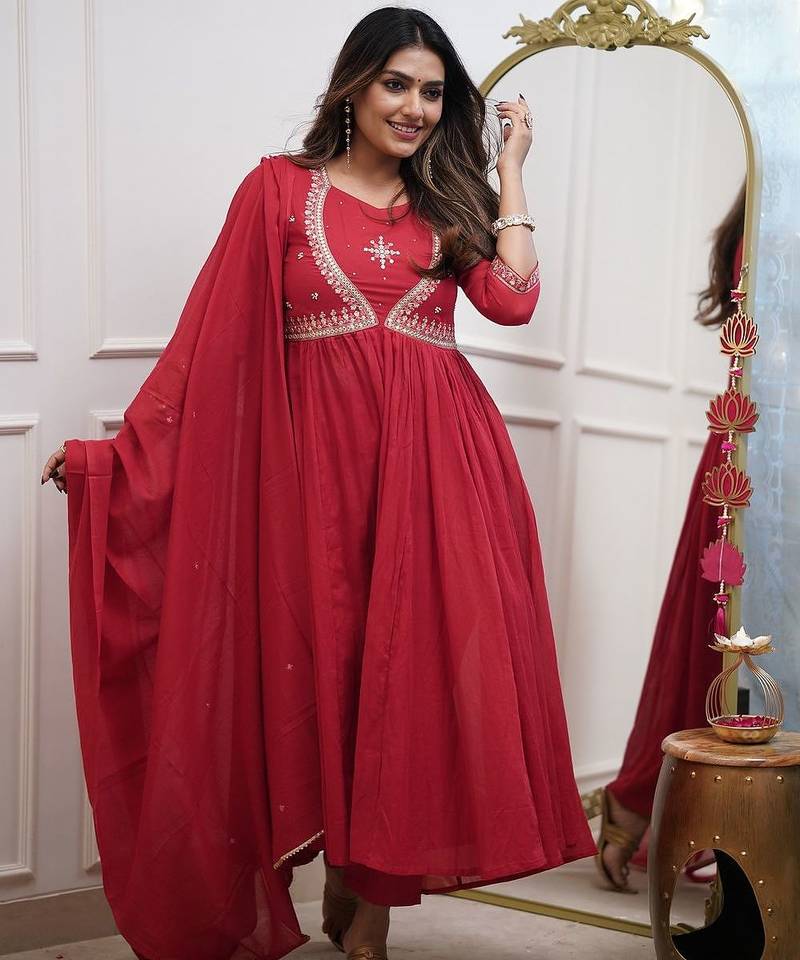 Women’s muslin silk embroidered red kurta pant set with chanderi dupatta