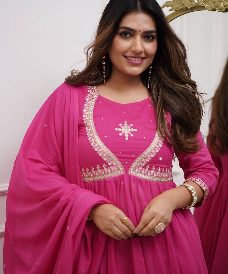 Women’s muslin silk embroidered pink kurta pant set with chanderi dupatta