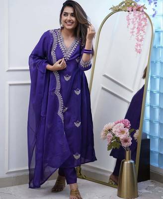  chanderi silk embroidered royal blue kurta pant set with chanderi dupatta 1