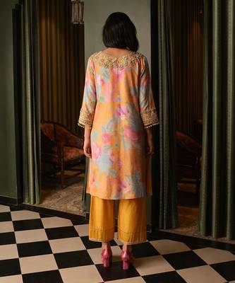 Yellow embroidered crepe kurta set 2