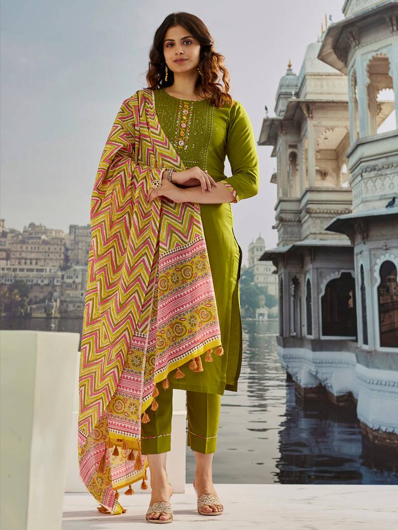 Women Floral Embroidered Regular Thread Work Kurta with Trousers & Dupatta