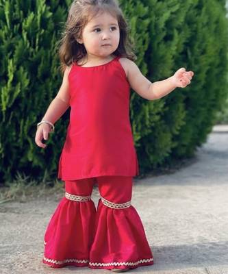 Red sleeveless top and flared pants set 1