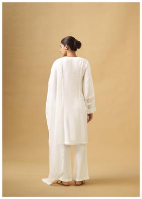 Classic white viscose rayon kurta set with organza dupatta 2