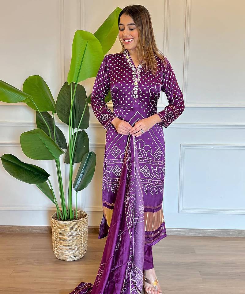 Women Bandhani Printed Thread Work Kurta With Trousers & Dupatta Kurta Sets