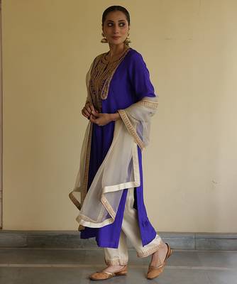 Blue embroidered silk kurta set 4