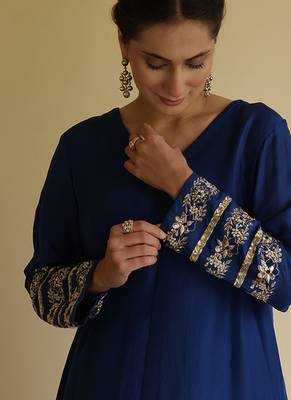 Blue embroidered silk kurta set 4