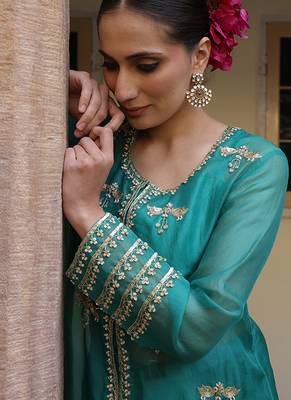 Teal green embroidered organza kurta set 4