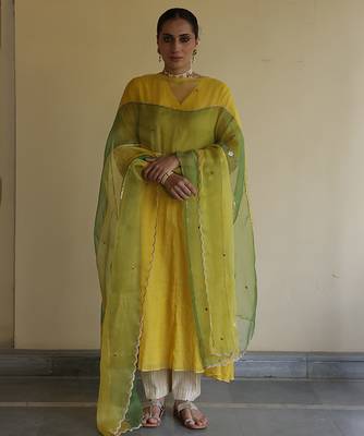 Yellow embroidered tissue kurta set 1