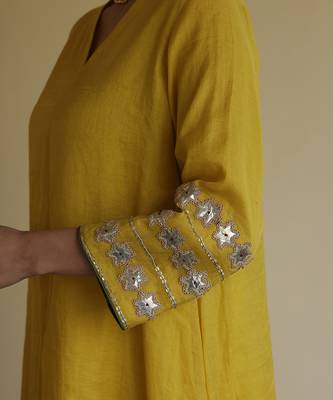 Yellow embroidered tissue kurta set 4