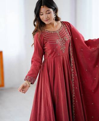 Maroon roman shimmer chanderi silk blend embroidered anarkali set 3