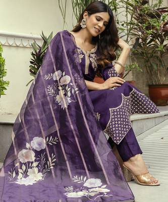 Women's wine viscose chanderi silk embroidered kurta pant set with jacquard organza dupatta 3