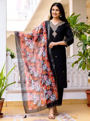 Women's black viscose chanderi silk embroidered kurta pant set with jacquard organza dupatta 3