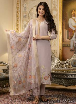 Women's lavender viscose silk embroidered kurta pant set with jacquard organza dupatta 2