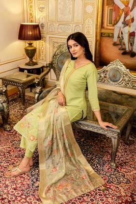 Women's lemon green viscose silk embroidered kurta pant set with jacquard organza dupatt 4