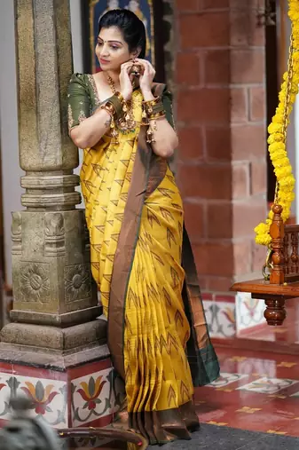 yellow green silk blend banarasi saree with unstitched blouse piece