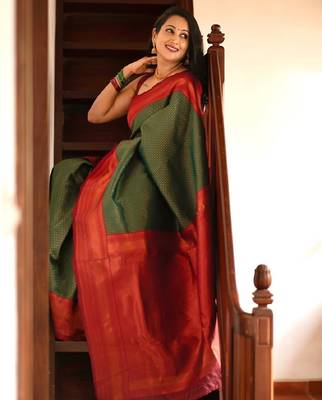 grren red silk blend banarasi saree with unstitched blouse piece 3