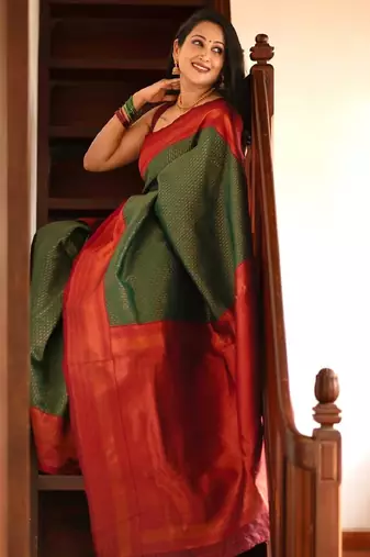 grren red silk blend banarasi saree with unstitched blouse piece