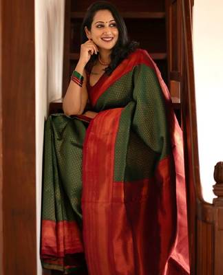 grren red silk blend banarasi saree with unstitched blouse piece 4