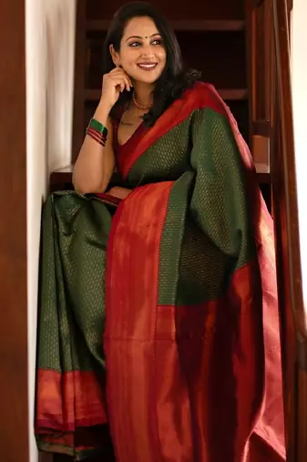 grren red silk blend banarasi saree with unstitched blouse piece