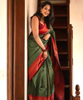 grren red silk blend banarasi saree with unstitched blouse piece 5