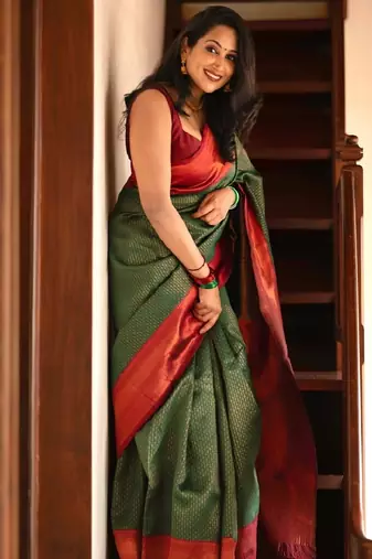 grren red silk blend banarasi saree with unstitched blouse piece
