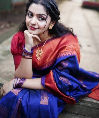 neavy blue red silk blend banarasi saree with unstitched blouse piece 5