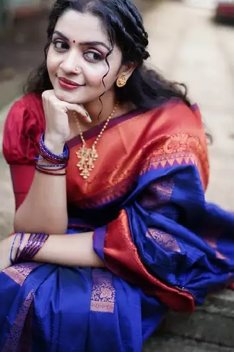 neavy blue red silk blend banarasi saree with unstitched blouse piece