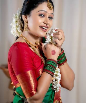 green red silk blend banarasi saree with unstitched blouse piece 3