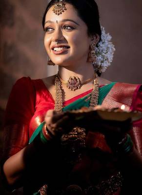 green red silk blend banarasi saree with unstitched blouse piece 5