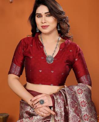 cream red silk blend banarasi saree with unstitched blouse piece 5