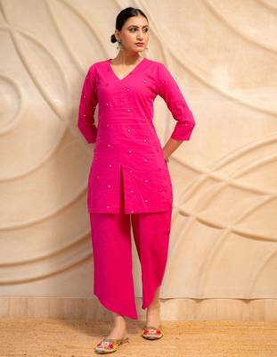 Pink embellished straight kurta with pants  set of 2 4