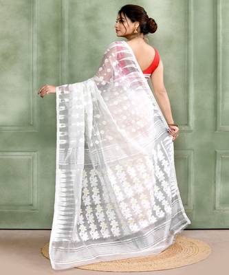Women's white embellished cotton blend jamdani saree 4