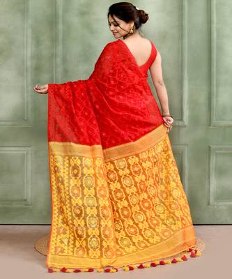 Women's red embellished cotton blend jamdani saree 4