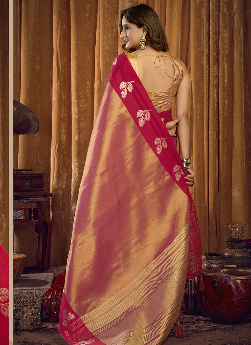 Peach soft tissue contrast border with jhallar saree